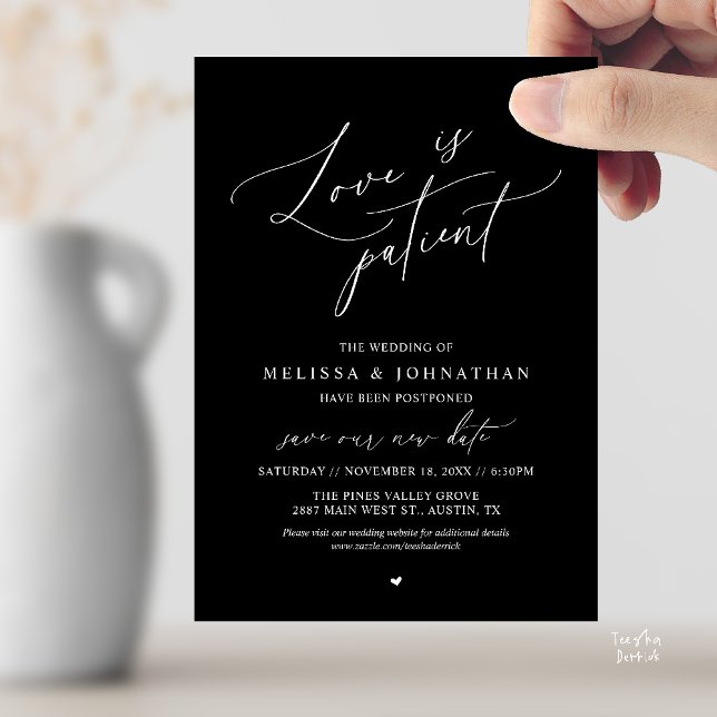 “O Amor é Paciente” Casamento Muda o anúncio da da (“Love Is Patient” Wedding Postpone Announcement Date Change Card in Black and White)