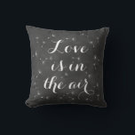 O amor está na almofada de ar<br><div class="desc">Delicar as sementes flutuantes e o script de fita em um fundo de quadro mole acenam esta almofada. O amor está no ar, nos lembra os desejos de dandelion, e sonhos românticos, fazer perfeito para as recém-casadas ou a mesa do amor de casamento. Role para baixo para ver outras almofadas...</div>