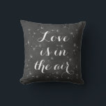 O amor está na almofada de ar<br><div class="desc">Delicar as sementes flutuantes e o script de fita em um fundo de quadro mole acenam esta almofada. O amor está no ar, nos lembra os desejos de dandelion, e sonhos românticos, fazer perfeito para as recém-casadas ou a mesa do amor de casamento. Role para baixo para ver outras almofadas...</div>