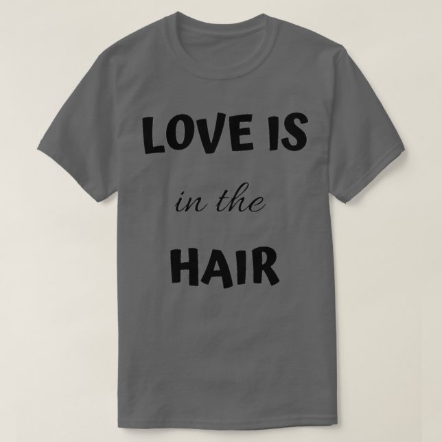 O Amor Está Na Camisa Clássica Do Cabelo (Frente do Design)