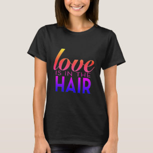O amor está na camisa do cabelo