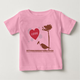 O Amor Está Na Camiseta Do Design De Pássaros De A