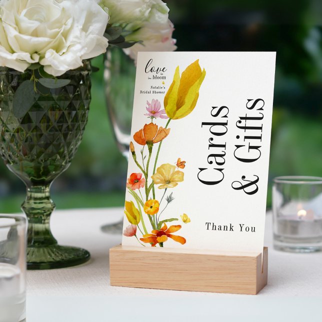 O amor está no cartão de Chás de panela e presente (Criador carregado)