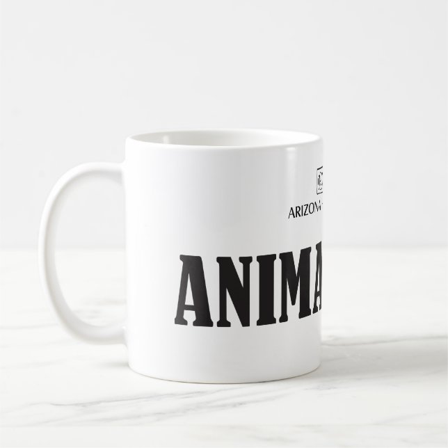 O animal apanha a caneca de Phoenix (Esquerda)