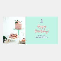 O aniversário come o bolo para o pequeno almoço