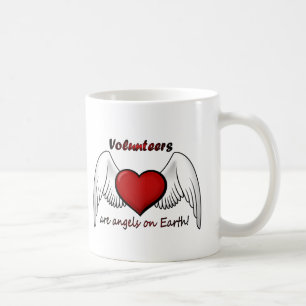O anjo oferece a caneca de café