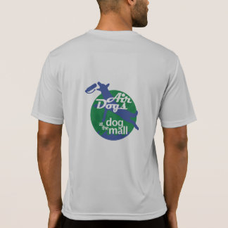 O ar persegue o cinza do t-shirt