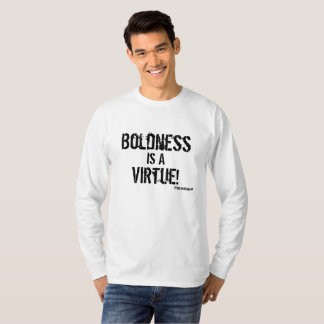 O arrojo longo do t-shirt da Capa é uma virtude