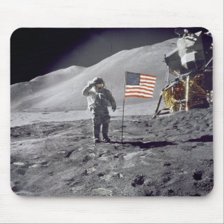 O astronauta David Scott sauda a bandeira Mousepad