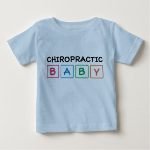 O bebê da quiroterapia obstrui o t-shirt