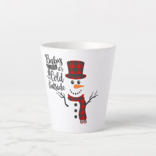 O Bebê É Frio Fora Da Caneca De Neve