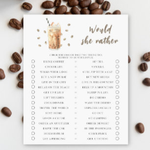 O bebê está preparando café com gelo Ela preferiri