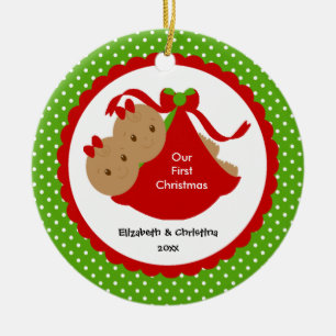 O bebé junta os primeiros enfeites de natal do