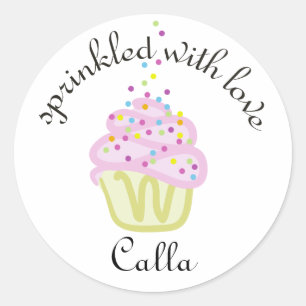 O bebê polvilha as etiquetas do cupcake do chá,