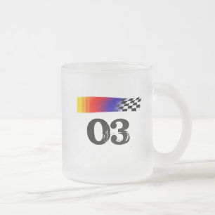 O bebendo do estilo de Nascar agride… a caneca de