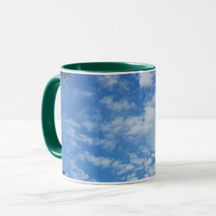 O branco do céu azul nubla-se a caneca do copo da
