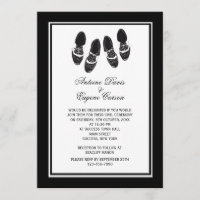 O Brogue dos homens calça o convite do casamento