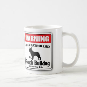 O buldogue francês patrulhou a caneca de café