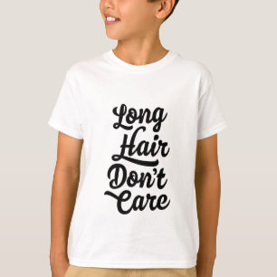O cabelo longo não se importa o t-shirt dos miúd