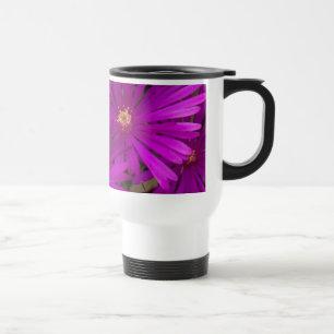 O cacto roxo floresce a caneca
