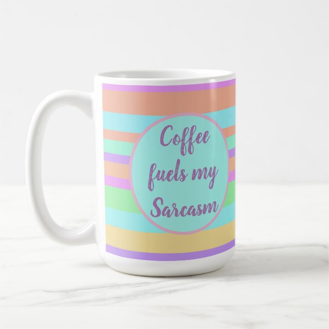 O café abastece minha caneca de café do sarcasmo (Esquerda)