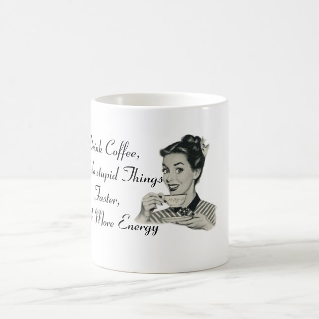 O café da bebida e faz coisas estúpidas - caneca (Centro)