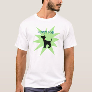 O cão do salvamento adapta o t-shirt preto do