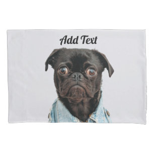 O cão preto do Pug adiciona o texto