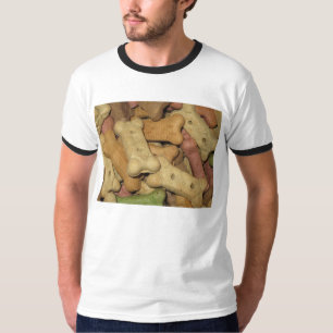 O cão trata o t-shirt da campainha dos homens