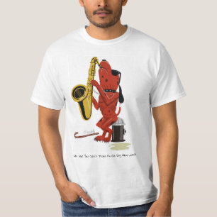 O cão velho novo lambe o t-shirt da "linha da
