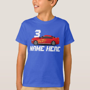 O carro de esportes vermelho arde o t-shirt do