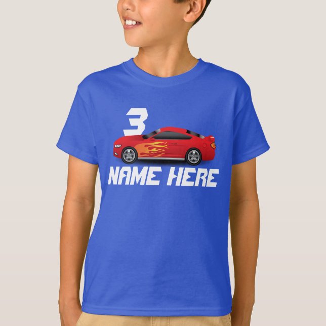 O carro de esportes vermelho arde o t-shirt do (Frente)