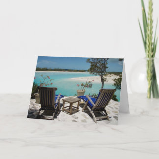 O cartão de aniversário senta-se na primeira fila