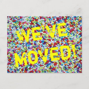 O cartão movente com doces coloridos polvilha