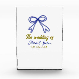 O casamento do casal de arco azul marinho dourado 