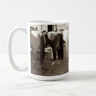 O cavalo termina a caneca de café