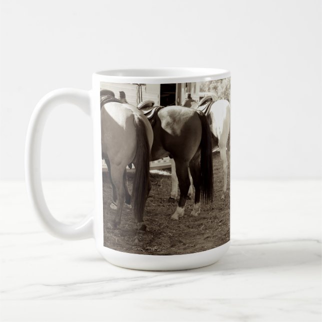 O cavalo termina a caneca de café (Esquerda)