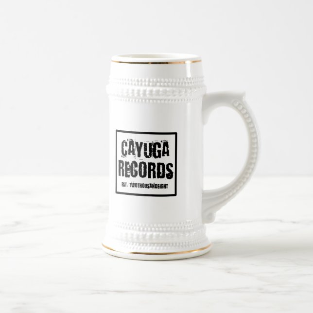 O Cayuga grava a caneca de cerveja (Direita)