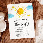 O Chá de fraldas Sunshine vem o convite do filho<br><div class="desc">Cartão de convite de chá de fraldas bonito com ilustração aquosa de um sol sorridente com estrelas e nuvens. O texto diz "Aí vem o filho"</div>