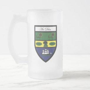 O condado para baixo traça & Crest canecas