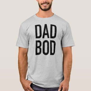 O corpo do pai afligido rotula a camisa