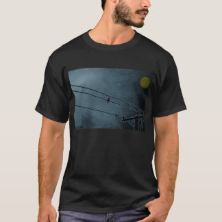 o corvo olha a camiseta da lua