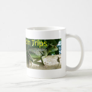 O costume de Costa Rica tropeça a caneca de café