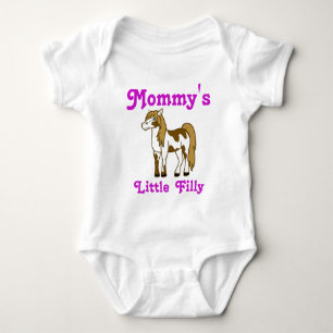 O costume pintado do cavalo caçoa a camisa com