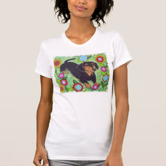 O Dachshund feliz no jardim floresce a camisa de T