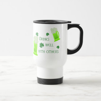 O Dia de São Patrício bebe a caneca de viagem boa