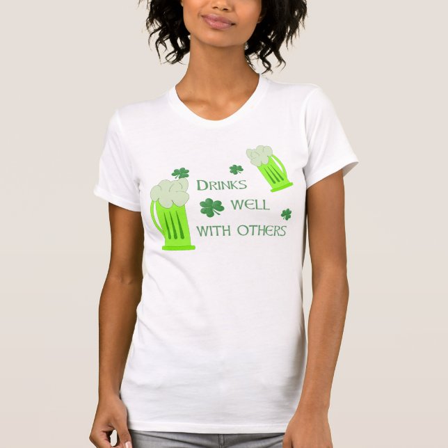 O Dia de São Patrício engraçado bebe a camisa boa (Frente)