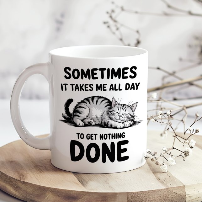 "O Dia Inteiro Sem Fazer Nada" Caneca de Café de G ("All Day Doing Nothing" Funny Lazy Cat Coffee Mug on a sunny boho neutral kitchen table)