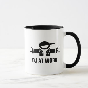 O DJ no costume do trabalho diskjockey a caneca