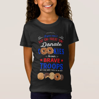 O escuteiro doa biscoitos à camisa das tropas